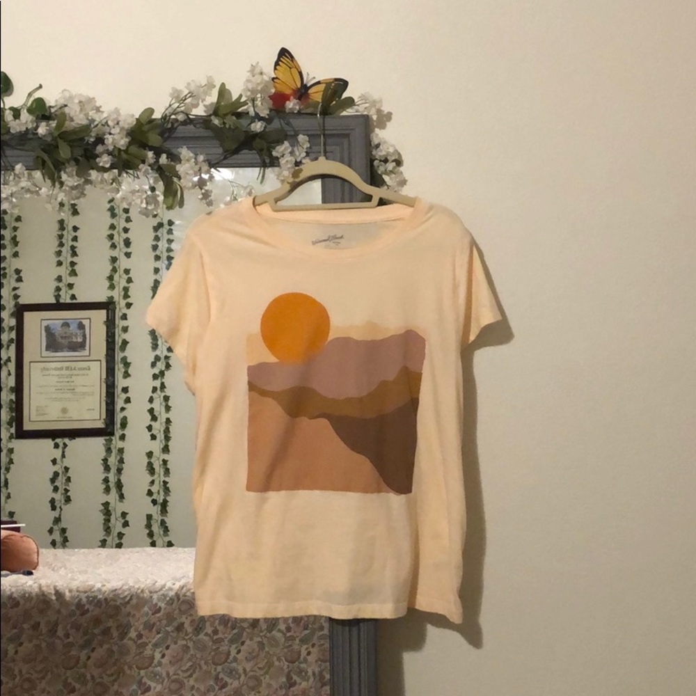 🌼 Cute graphic tee!!